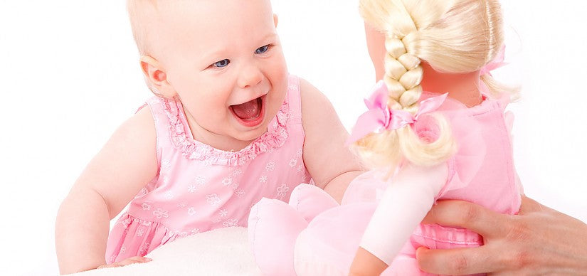 Développement de votre bébé : quand va-t-il ramper et se tenir debout ?