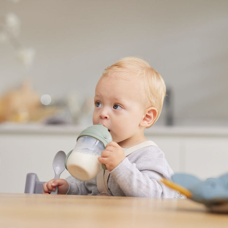 Un petit garçon boit de la Kabrita