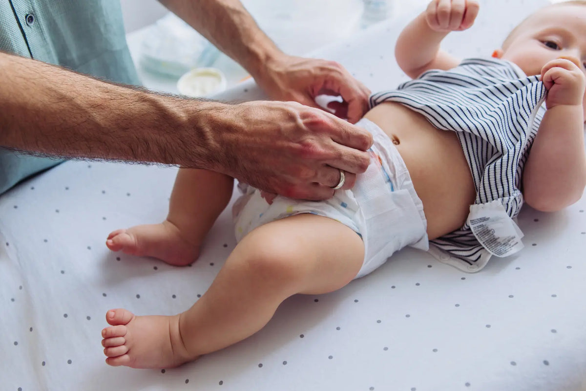 Un parent regarde une couche propre de bébé