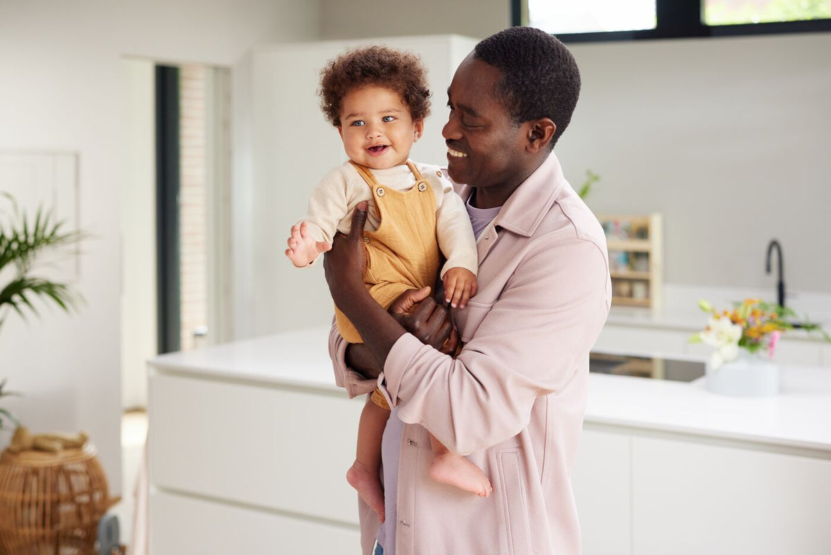 Bébé mange une purée à la cuillère
