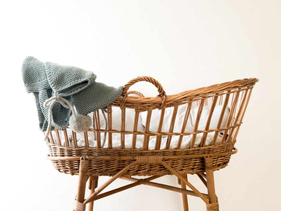 Bébé dort paisiblement dans son lit