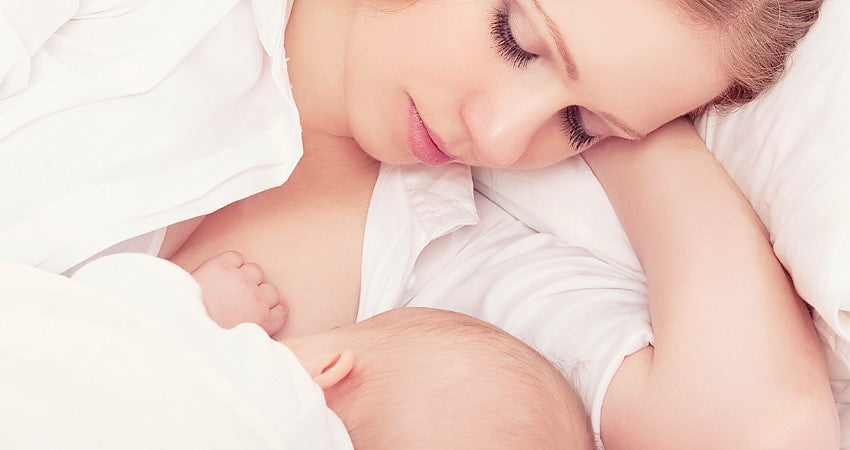 Un parent allaite son bébé
