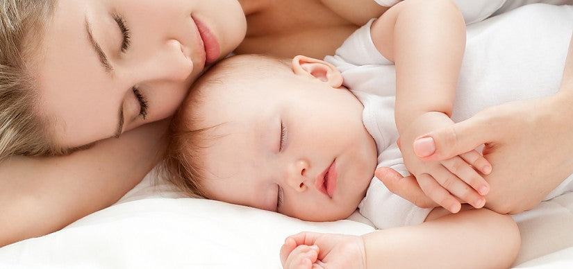 Un parent fatigué avec un bébé éveillé la nuit