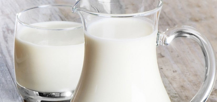 Lait infantile de chèvre à côté d’ingrédients