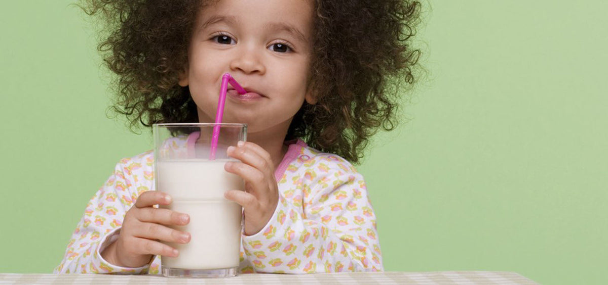 Lait infantile de chèvre à côté d’une bouteille de lait frais
