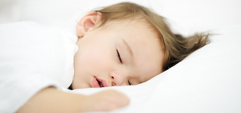 Un parent prend la température d’un bébé fiévreux