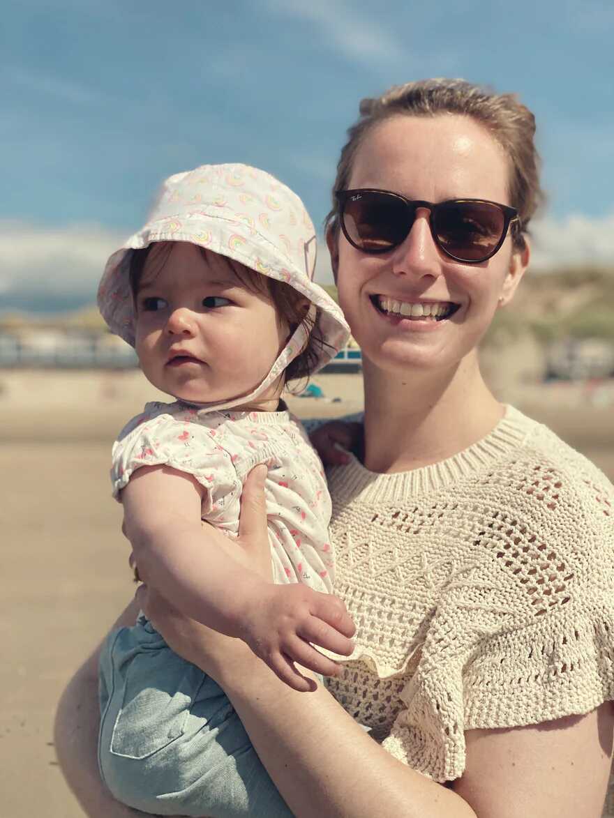 Un parent joue tendrement avec un bébé sur un tapis d’éveil