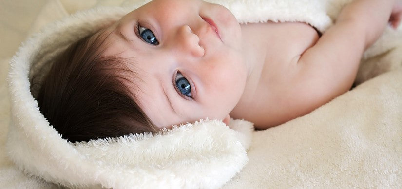 Gros plan sur la peau d’un bébé légèrement rouge