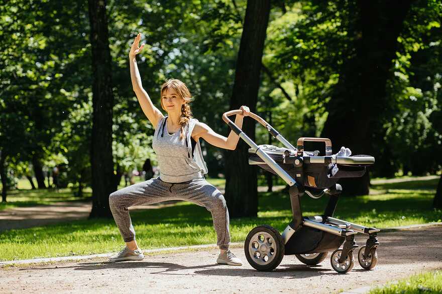 Un parent fait un squat avec bébé à proximité