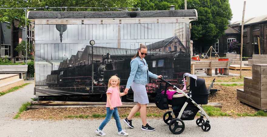 Une maman câline son bébé lors d’un moment calme