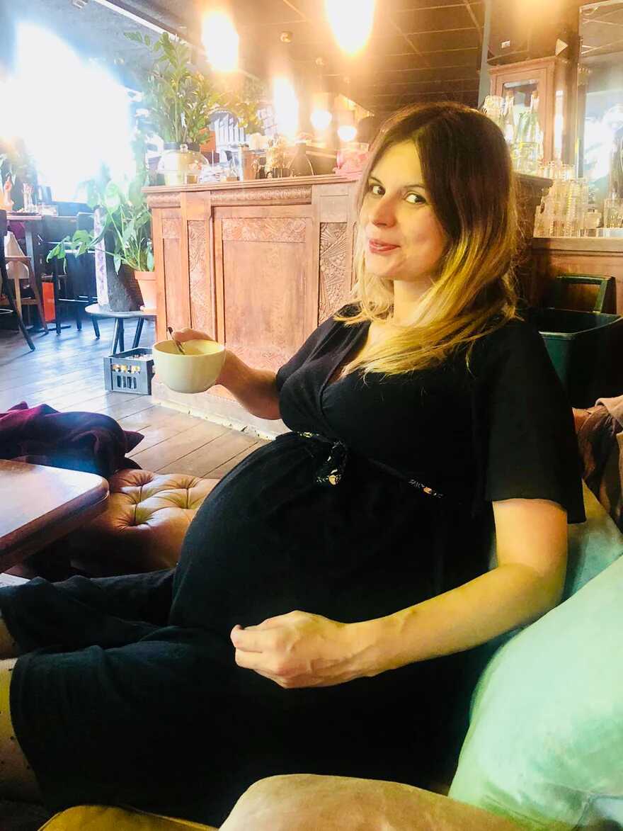Une femme enceinte fête son anniversaire