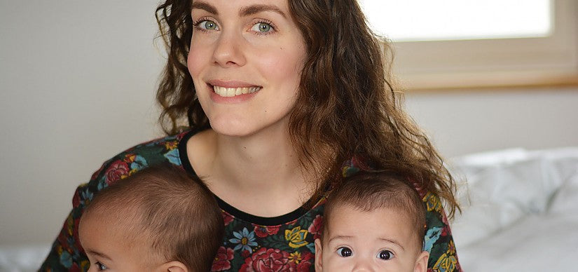 Bébé mange une purée à la cuillère