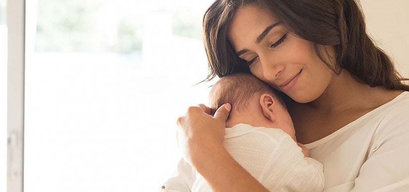Un parent tient son bébé pendant la tétée