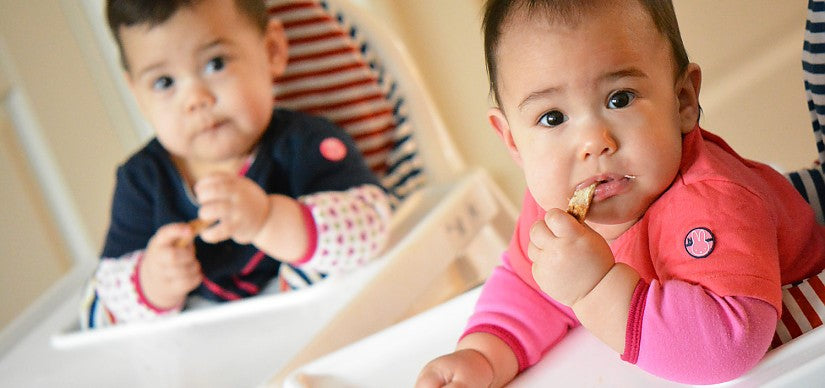 Bébé mange un morceau de pain tout seul