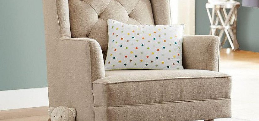 Un parent nourrit son bébé confortablement installé dans un fauteuil